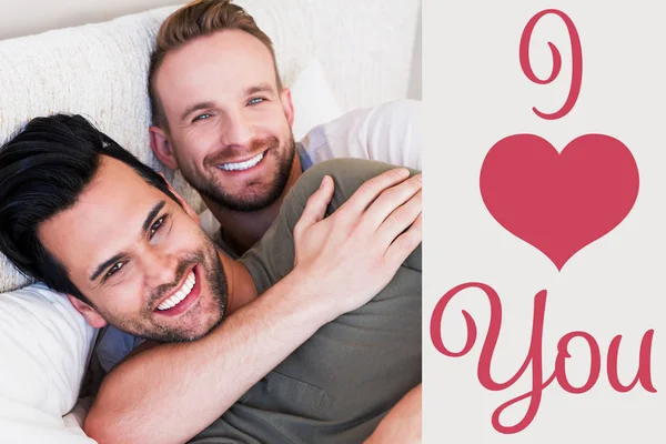 Homosexuelles Paar vor grauem Hintergrund — Stockfoto
