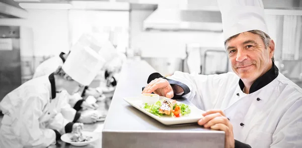 Chef-kok presenteert zalm — Stockfoto