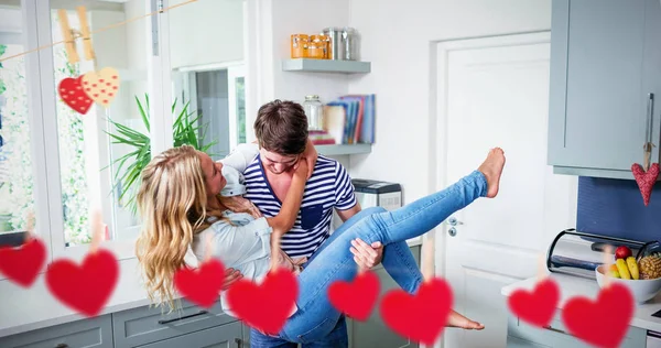 Bonito homem carregando esposa — Fotografia de Stock