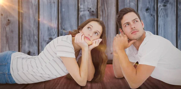 Pareja acostada en el suelo y mirando hacia arriba —  Fotos de Stock