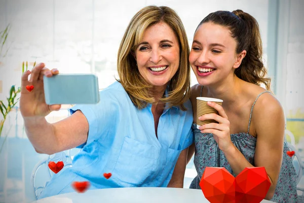 Mamma tar selfie med dotter — Stockfoto