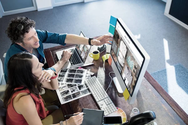 Colegas usando una almohadilla gráfica — Foto de Stock