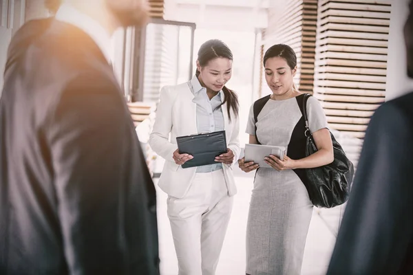 Vrouwelijke ondernemers met gesprek in kantoor — Stockfoto