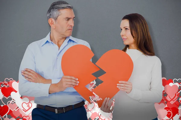 Paar holding gebroken hart vorm papier — Stockfoto