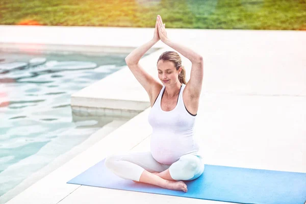 Hamile kadın yoga yapıyor. — Stok fotoğraf