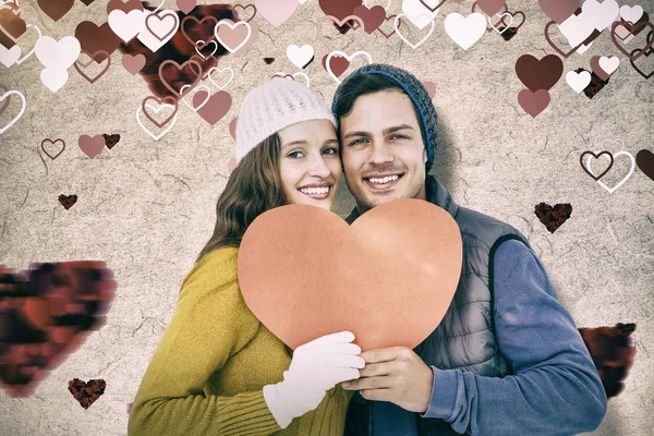 Casal segurando papel coração — Fotografia de Stock