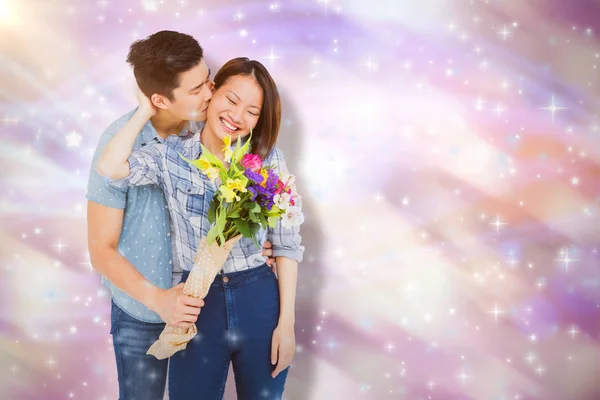 Uomo con bouquet baciare donna — Foto Stock