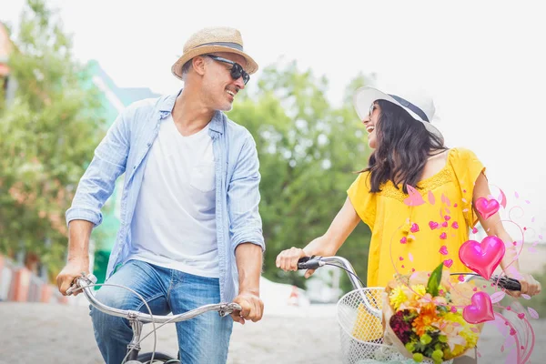 Coppia felice con biciclette — Foto Stock