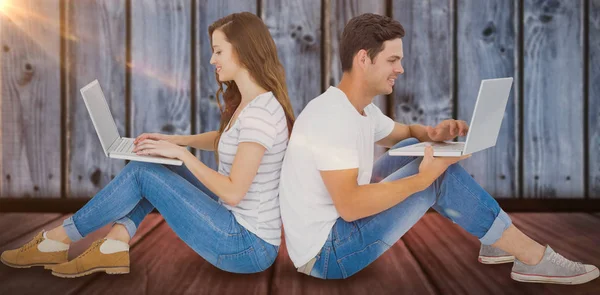 Dizüstü bilgisayar kullanan çift oturma — Stok fotoğraf