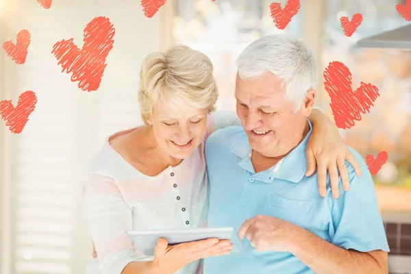 Senior couple holding tablet — Stock Photo, Image