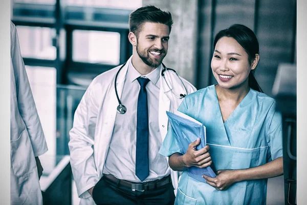 Läkare och sjuksköterska på sjukhus — Stockfoto