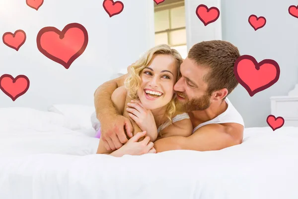 Paar umarmt sich auf dem Bett — Stockfoto