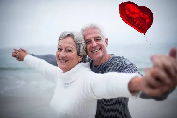 Senior couple with arms outstretched — Stock Photo, Image