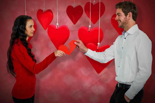 Pareja sosteniendo rojo agrietado forma de corazón — Foto de Stock