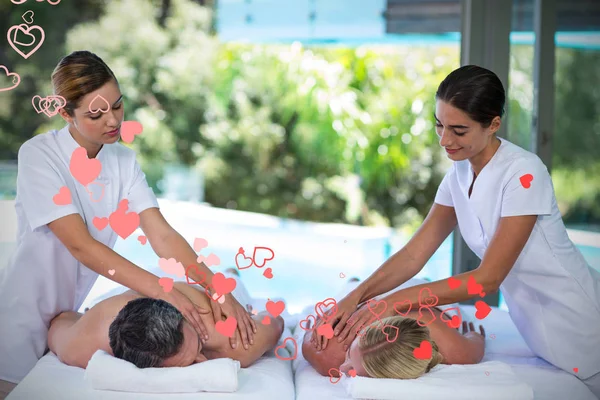 Casal recebendo massagem de volta do massagista — Fotografia de Stock
