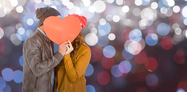 Paar houden hart vorm papier — Stockfoto