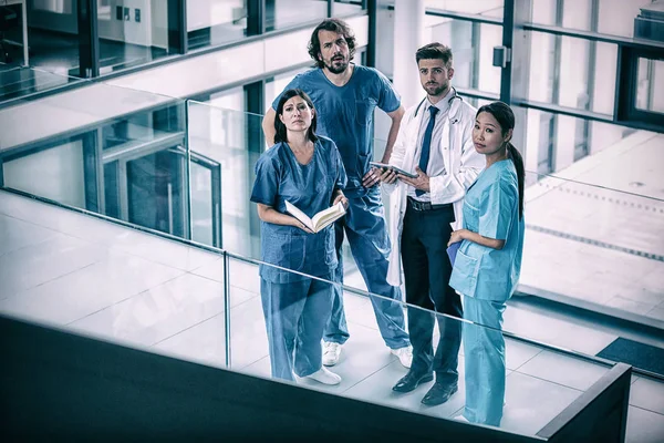Лікар і медсестра, стоячи в лікарні — стокове фото