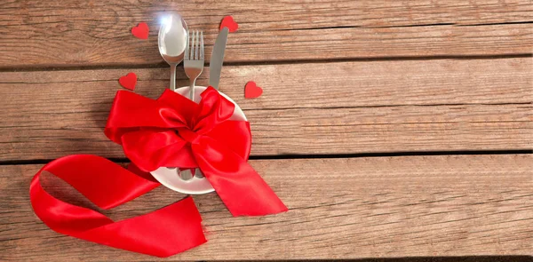 Placa rodeada por una cinta roja con corazones — Foto de Stock