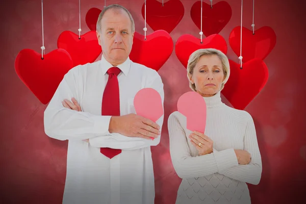 Casal segurando coração rosa quebrado — Fotografia de Stock