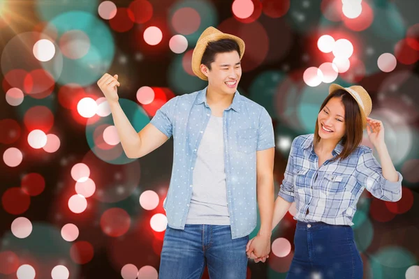 Uomo gesticolando mentre tiene la mano della donna — Foto Stock