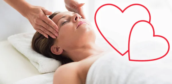 Zusammengesetzte Bild der Stirn-Massage-Frau — Stockfoto