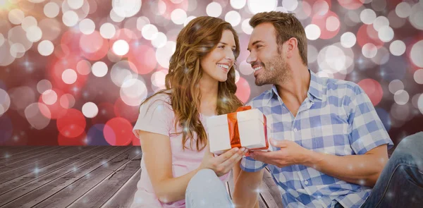 Man giving gift to woman — Stock Photo, Image