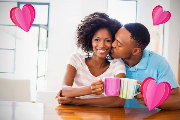 Uomo baciare donna mentre tostare il caffè — Foto Stock