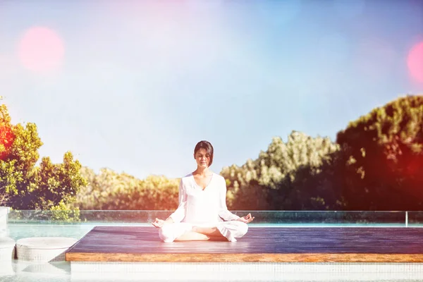 Calma bruna facendo yoga — Foto Stock