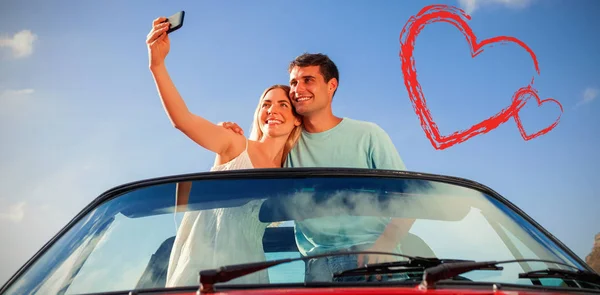 Paar steht in rotem Cabrio — Stockfoto