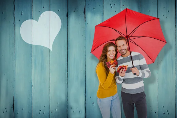 Пара держит зонтик — стоковое фото