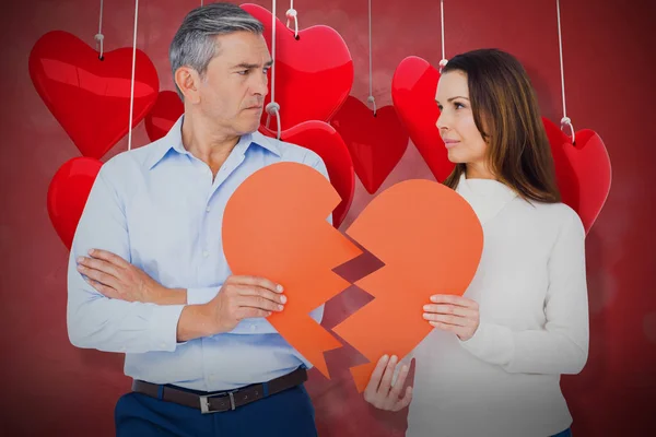 Couple holding broken heart shape — Stock Photo, Image