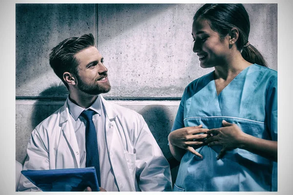 Läkare och sjuksköterska har konversation — Stockfoto