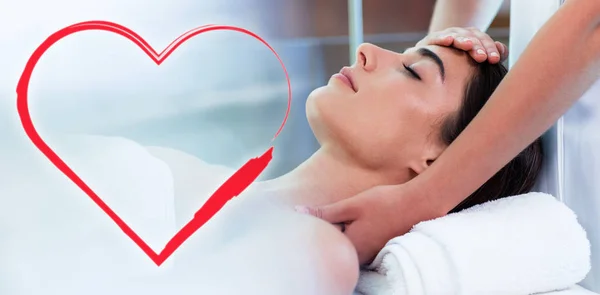 Vrouw ontvangende massage van masseur — Stockfoto