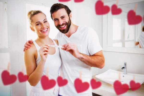 Pareja feliz comprobación de prueba de embarazo — Foto de Stock