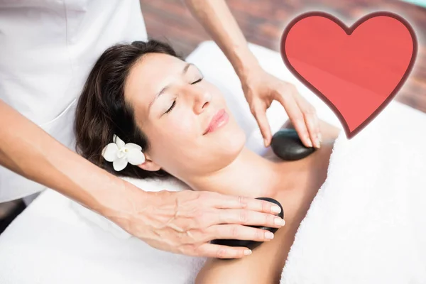 Mujer recibiendo masaje de piedra caliente —  Fotos de Stock