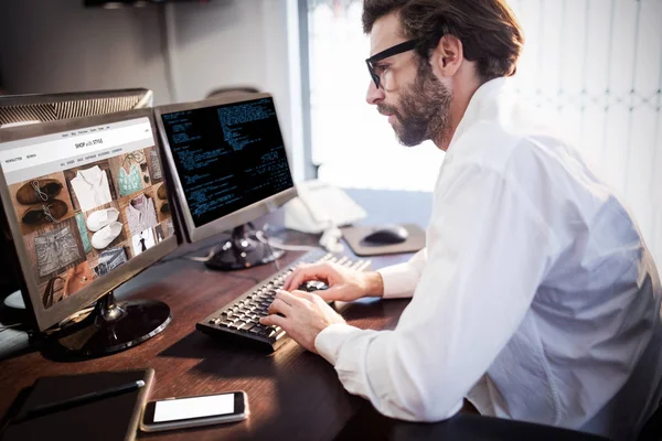 Επιχειρηματίας με τα γυαλιά που λειτουργεί στον υπολογιστή — Φωτογραφία Αρχείου
