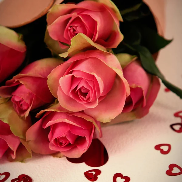 Μπουκέτο τριαντάφυλλα με καρδούλες — Φωτογραφία Αρχείου