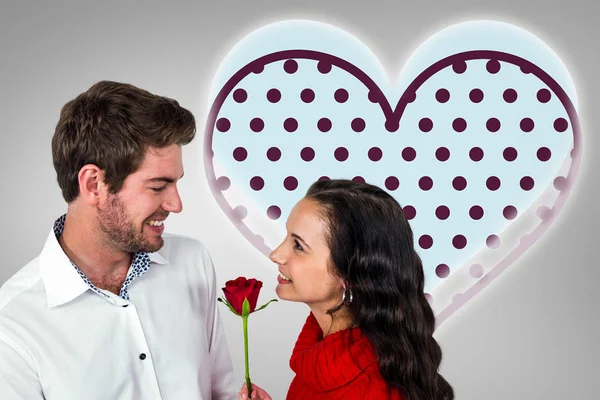 Usmívající se pár drží růžové — Stock fotografie