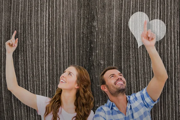 Pareja mirando hacia arriba y sonriendo —  Fotos de Stock