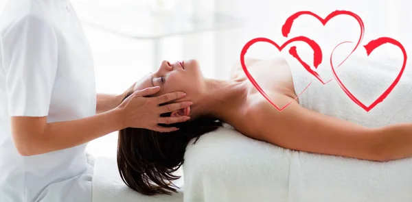 Massaggiatore dando testa masage alla donna — Foto Stock