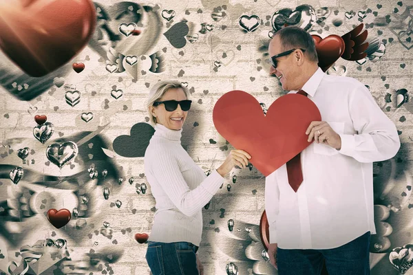 Pár se drží červené tvaru srdce — Stock fotografie