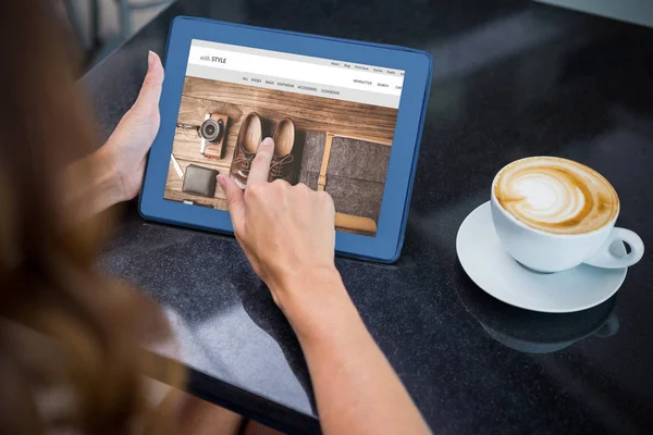 Mulher tomando café e usando tablet — Fotografia de Stock