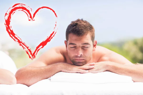 Mann entspannt sich auf Massagetisch — Stockfoto