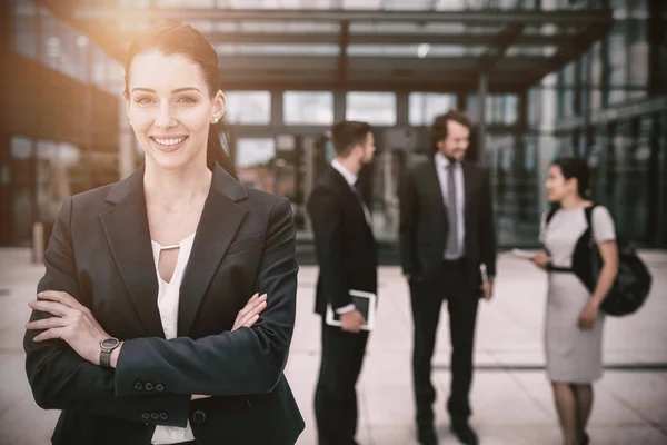 Mujer de negocios confiada sonriendo — Foto de Stock