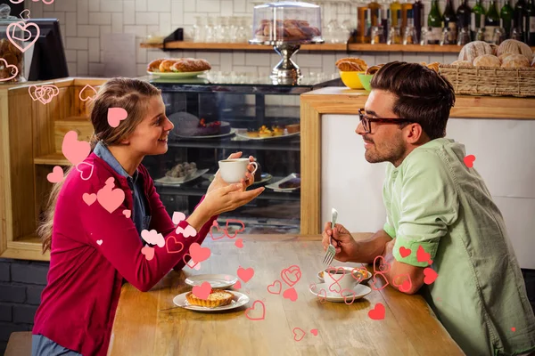 Couple sitting at table and talking — Stock Photo, Image