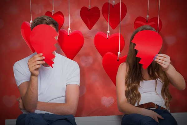 Casal segurando coração quebrado — Fotografia de Stock