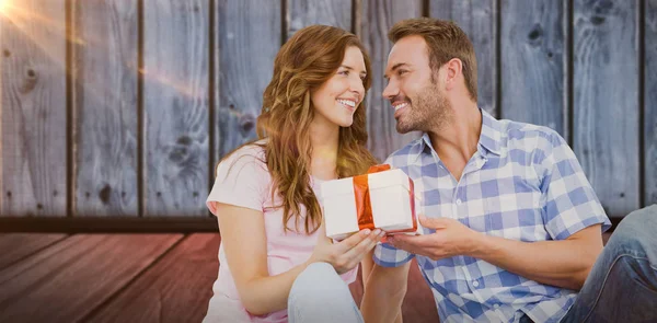 Man geven geschenk aan vrouw — Stockfoto