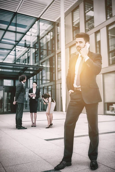 Uomo d'affari fiducioso che parla al telefono — Foto Stock