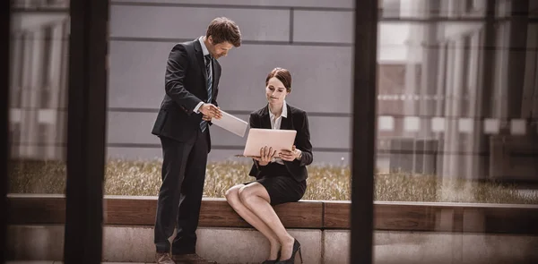 Biznesmen wyświetlone cyfrowy tablicowy do kolegi — Zdjęcie stockowe