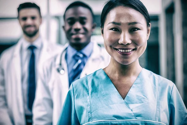 Infermiera sorridente in ospedale — Foto Stock